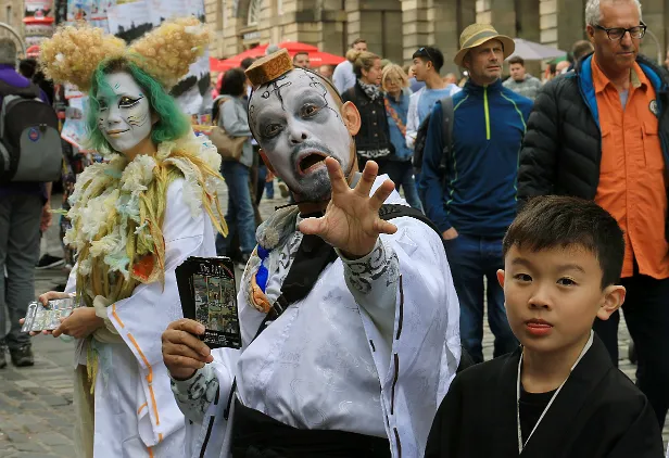 Menschen in Edinburgh